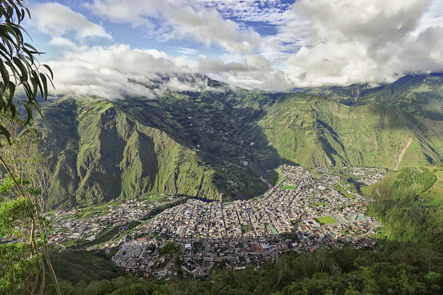 Vista panorámica de Baños de Agua Santa entre montañas verdes