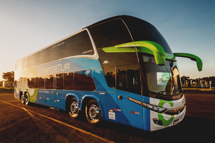 Unidad de transporte moderna en carretera al atardecer