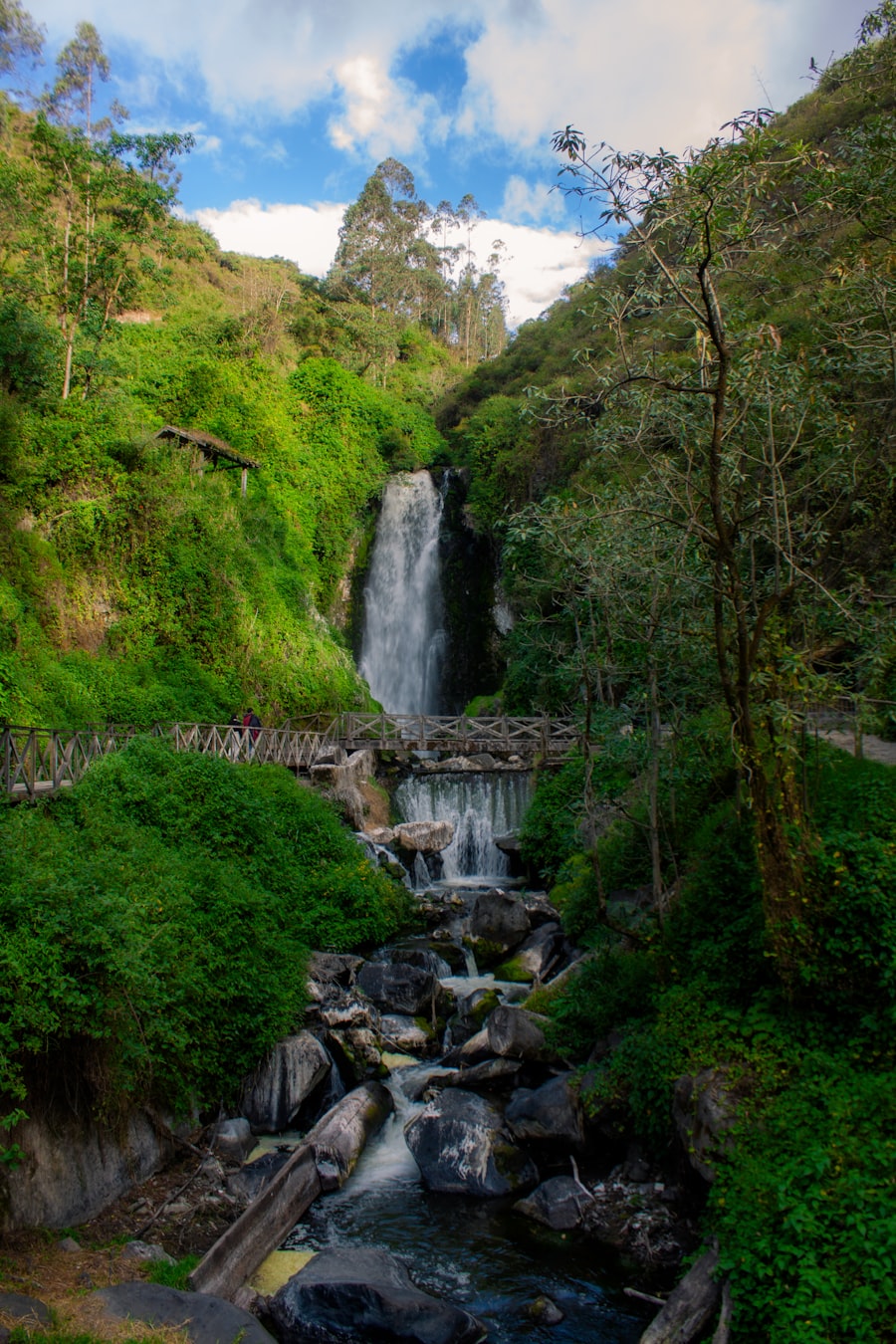 Cascada de Peguche rodeada de vegetación en Otavalo