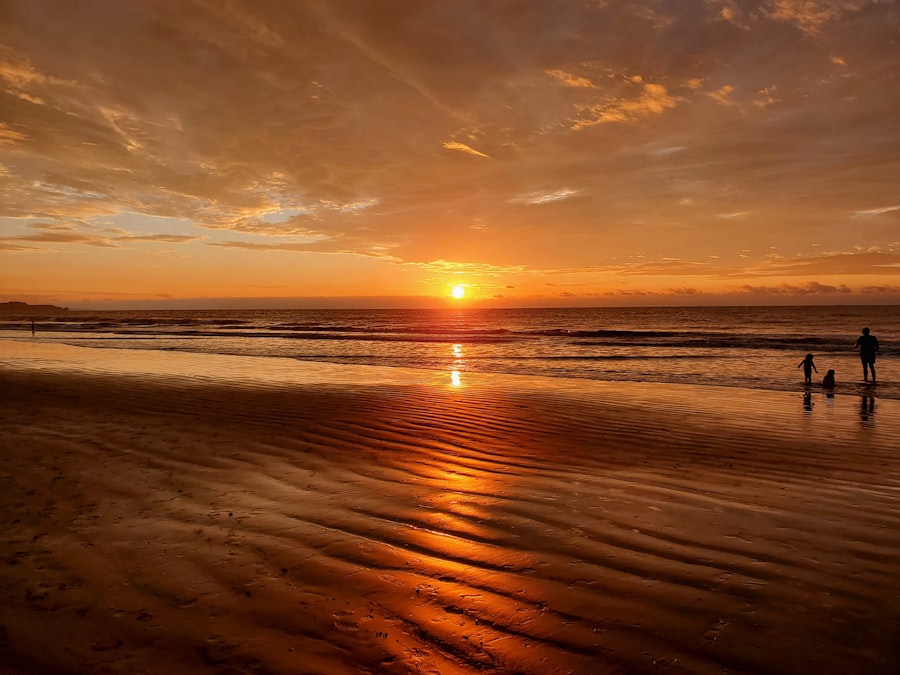 Atardecer dorado en la playa de Tonsupa, costa ecuatoriana